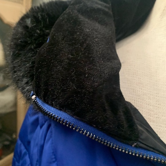 Calvin Klein navy blue and black
Women's Faux-Fur-Lined Hooded Puffer Coat - Picture 8 of 10